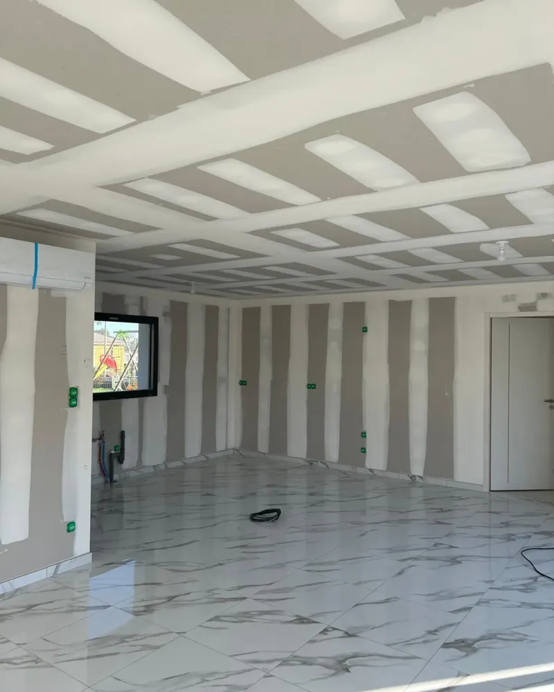 plâtre et carrelage